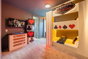 Ein Zimmer mit einem Bett, einem Schminktisch und einer Wand mit einem Las Vegas Schild.