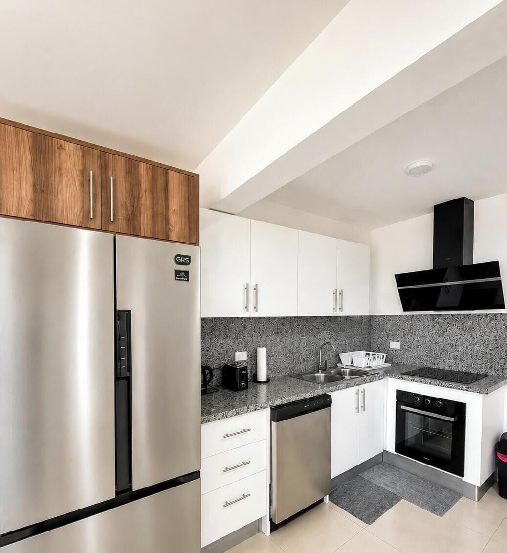 Comfort-Apartment, Balkon, Stadtblick | Eigene Küche | Großer Kühlschrank, Mikrowelle, Herdplatte, Geschirrspüler