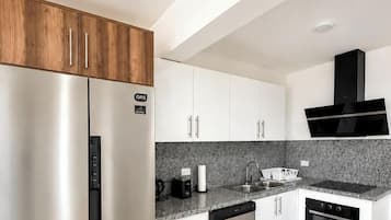 Comfort-Apartment, Balkon, Stadtblick | Eigene Küche | Großer Kühlschrank, Mikrowelle, Herdplatte, Geschirrspüler