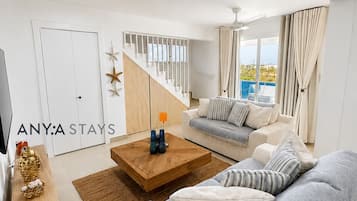 Departamento Confort, balcón, vista a la ciudad | Área de sala de estar