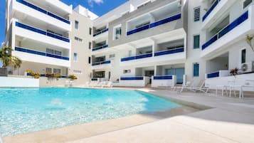 Comfort-Apartment, Balkon, Stadtblick | Pool | Außenpool
