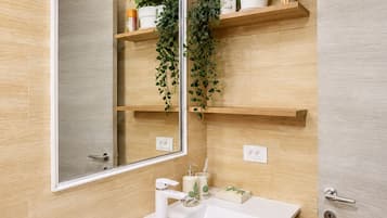Appartement Confort, 1 chambre, baignoire accessible aux personnes à mobilité réduite, en angle | Salle de bain | Douche, savon, shampoing, papier toilette