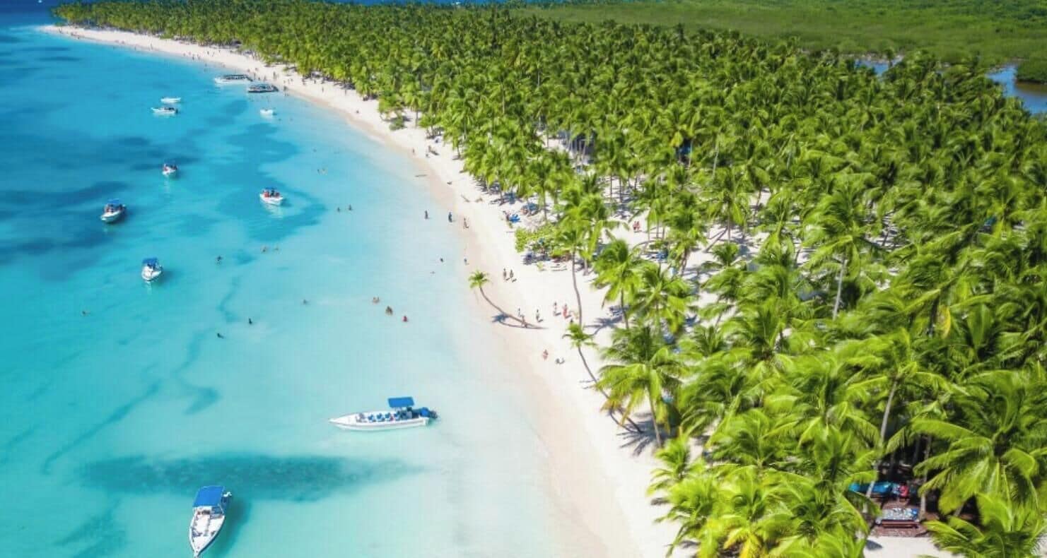 Beach nearby, white sand, free beach shuttle, beach bar
