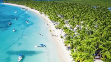Beach nearby, white sand, free beach shuttle, beach bar