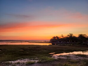 A sunset over a flat landscape with water bodies and trees. - Beautiful 2-bedroom condo with AC in Hilton Head Island (Hilton Head Island)