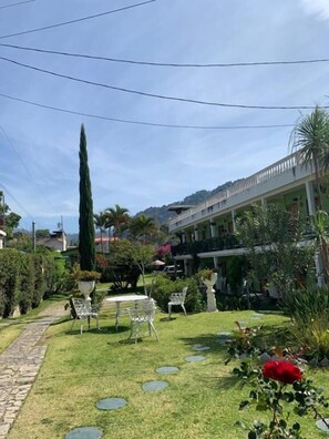 Outdoor dining - Hotel Posada Kamol Bey (Panajachel)
