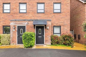 Exterior detail - Sleeps 7 - 3-bed House - Garden - Free Parking (Salford)