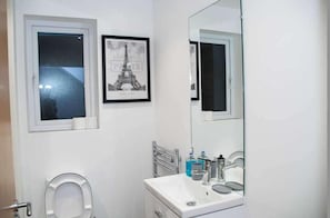 Een douche, een diep bad, handdoeken