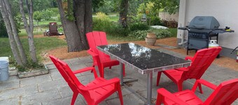 Quiet safe Park House on  sturgeon creek
Near restaurants and pool/ gym