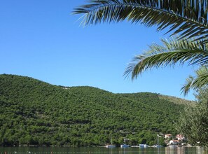 A lake surrounded by hills with boats and buildings near the shore. - One Bedroom Apartmant with Sea View and Balcony (Šibenik)
