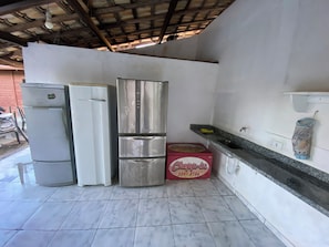 A kitchen with a refrigerator, a sink, and a countertop. - Namaste house - Nature and good vibes: just 2km from the city center (Bragança Paulista)