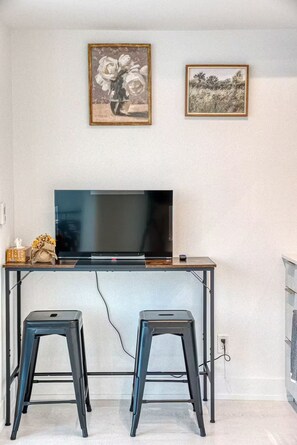 Interior - Bright & Peaceful Studio • Heart of Toronto (Toronto)