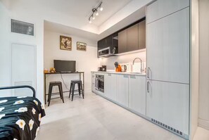 Iron/ironing board, WiFi, bed sheets - Bright & Peaceful Studio • Heart of Toronto (Toronto)