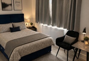 Room - House Sleeps 2 With Parking (Slough)