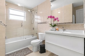 Hair dryer, towels, soap, toilet paper - Family Home • Near Little Havana & MIA Pool_BBQ (Miami)