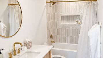 Een haardroger, handdoeken, zeep, toiletpapier