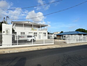 Exterior - Perfect 7-bedroom building with AC, private pool, generator, cistern in Combate (Combate)