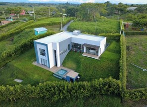 A modern two-story house with a large patio and a swimming pool. - Casa de Lujo en Alcalá - Jacuzzi y Conectividad (Alcalá)