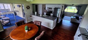 Une cuisine compacte équipée d’un réfrigérateur, d’une cuisinière et d’un coin repas avec une table et des chaises.