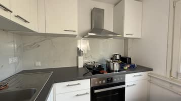Wasserkocher mit Kaffee-/Teezubehör, Kühlschrank, Mikrowelle, Ofen