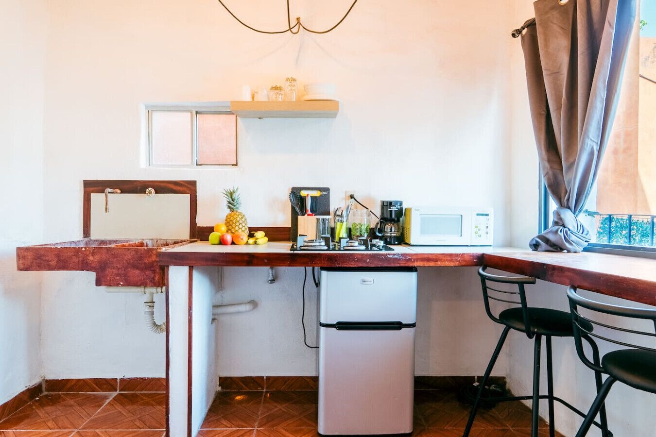 Cafetière/bouilloire, réfrigérateur, micro-ondes, plaque de cuisson