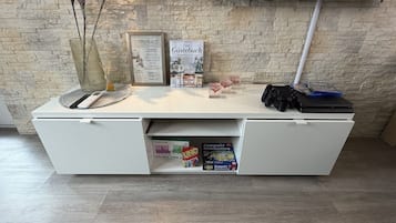 Eine weiße Unterhaltungsanlage mit einem flachbildfernseher darüber.