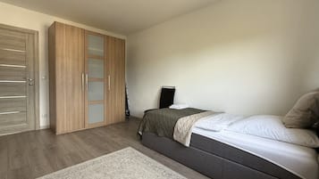 Ein Schlafzimmer mit einem Bett, einem Schrank und einem Nachttisch.