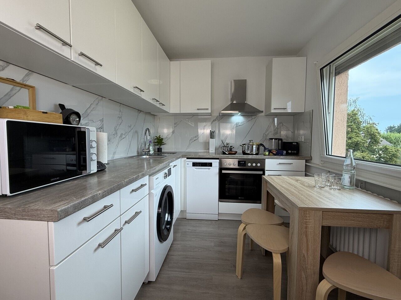 Coffee/tea maker, fridge, microwave, oven