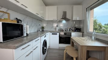 Coffee/tea maker, fridge, microwave, oven