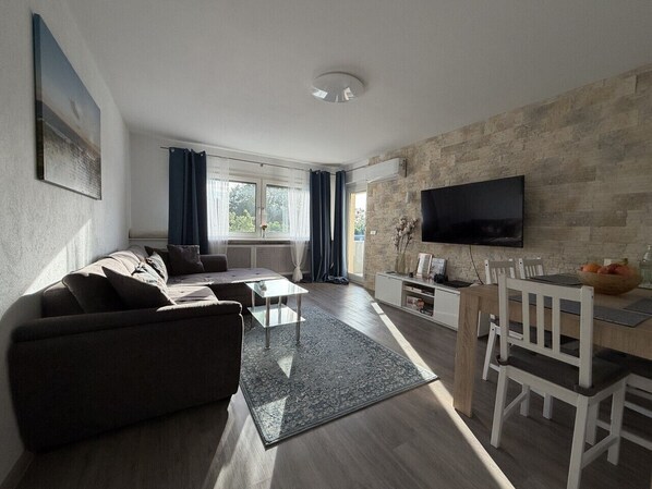 Living area - Quiet 3 room apartment | Air conditioning (Offenburg)