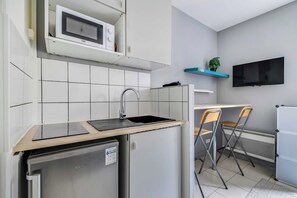 A compact kitchen with a microwave, sink, and a small refrigerator. - Studio 2P on the Outskirts of Paris (Aubervilliers)