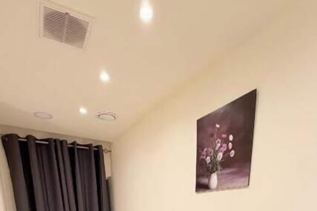 Phòng đơn tiện nghi đơn giản | Màn/rèm cản sáng, bàn ủi/dụng cụ ủi quần áo 