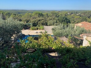 Ein Weinberg mit Schwimmbad und Blick auf die umliegende Landschaft.
