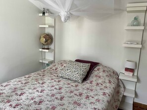 A bedroom with a bed, a globe, and a shelf with a lamp. - Little House in Provence—The Watering Trough (Flayosc)