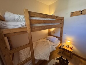 A bunk bed room with a bedside table and lamp. - 50m from ski slopes, 2nd floor, swimming pool, balcony, ski locker, 50m², Vars (Vars)