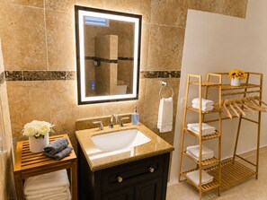 Doccia, asciugacapelli, asciugamani, sapone