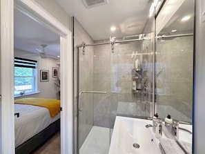 Douche, séchoir à cheveux, serviettes fournies, savon