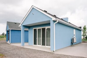 Exterior - New Vineyard Cottage in Niagara Wine Country | 2BR | Pet Friendly (Lincoln)