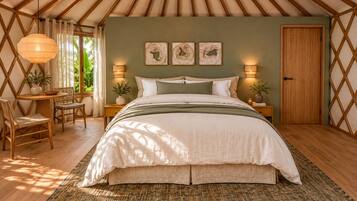 Un dormitorio acogedor con cama, mesitas de noche, un escritorio y sillas.