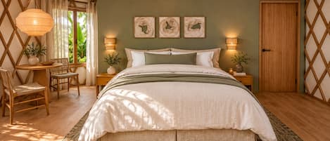 Ein gemütliches Schlafzimmer mit Bett, Nachttischen, Schreibtisch und Stühlen.