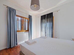 3 habitaciones, tabla de planchar con plancha, wifi y ropa de cama 