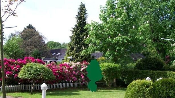 A well-maintained garden with a white picket fence, flowering bushes, and neatly trimmed hedges. - Hamburg: 3-room apartment, 50 square meters, 3 beds, lodging, vacation rental—including LAST-MINUTE deals (Hamburg)