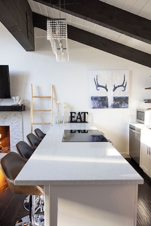 Dining - Charming 2-bedroom/2-bath getaway in South Lake Tahoe. (South Lake Tahoe)