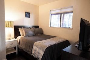 Room - Charming 2-bedroom/2-bath getaway in South Lake Tahoe. (South Lake Tahoe)