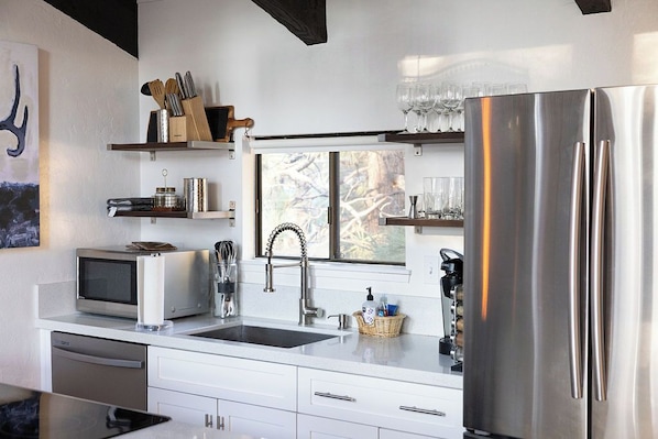 Private kitchen - Charming 2-bedroom/2-bath getaway in South Lake Tahoe. (South Lake Tahoe)