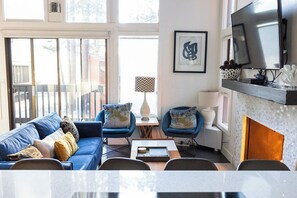 Living area - Charming 2-bedroom/2-bath getaway in South Lake Tahoe. (South Lake Tahoe)