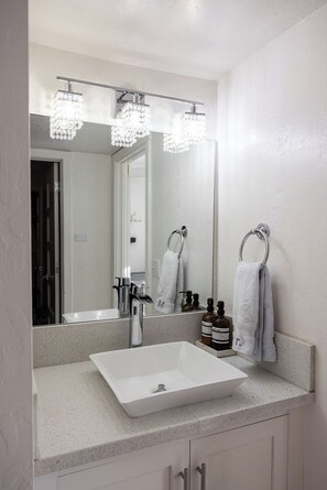 Bathroom - Charming 2-bedroom/2-bath getaway in South Lake Tahoe. (South Lake Tahoe)