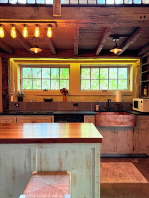 Private kitchen - Historic Stone Cottage at OldWalls (Brewster)