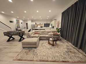 Living area - Sleeps 10 Jacuzzi - Firepit + Garage Downtown/ INDY 500 (Indianapolis)