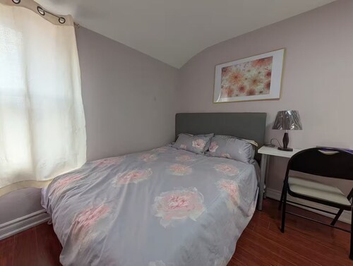 Delightful 1-bedroom bed & breakfast in vibrant Toronto with AC
